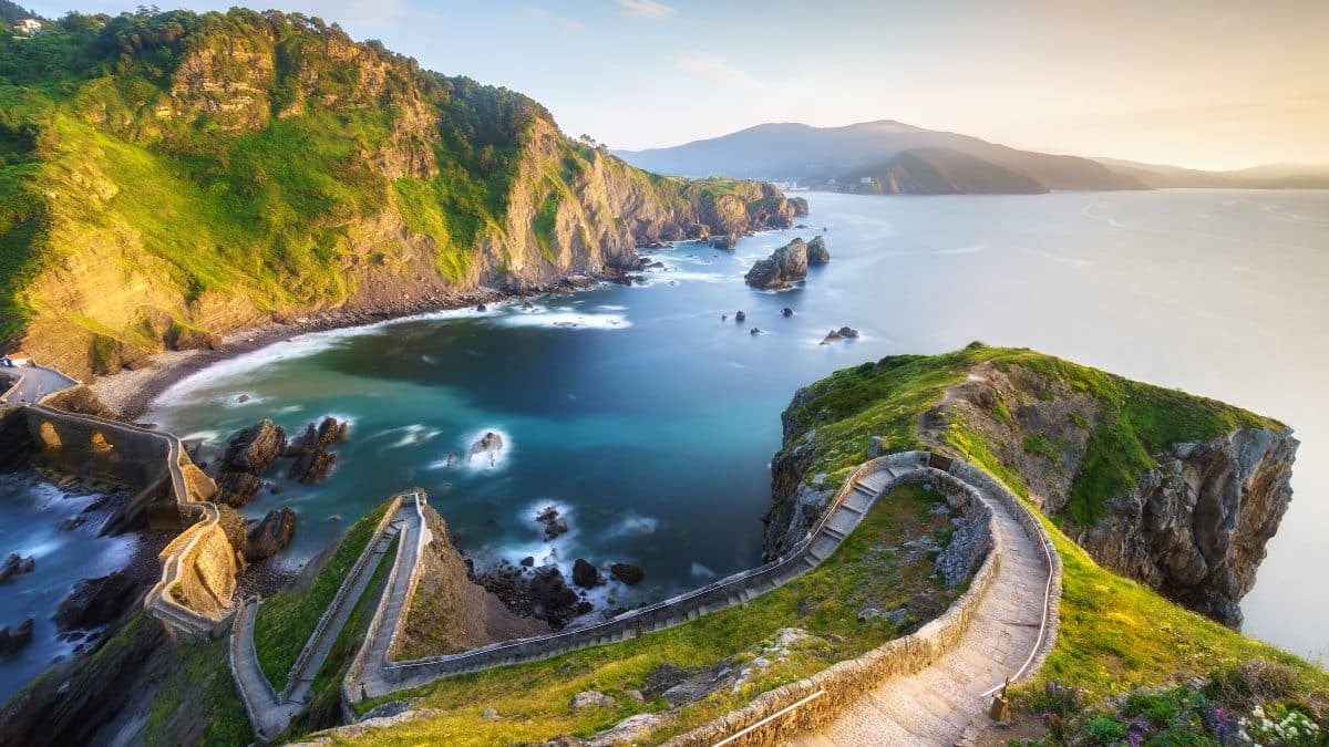 Treppen in San Juan de Gaztelugatxe im Baskenland